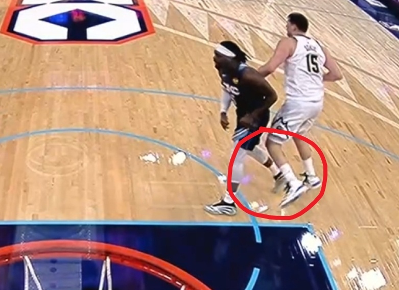 多尔特把约基奇撞翻之后，自己还在这里摊手装无辜……… 