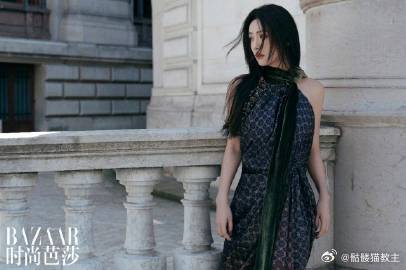 蔡文静这张脸耐看又耐打 蔡文静的巴黎歌剧院大片真是绝了！时尚芭莎的镜头里，她冷艳