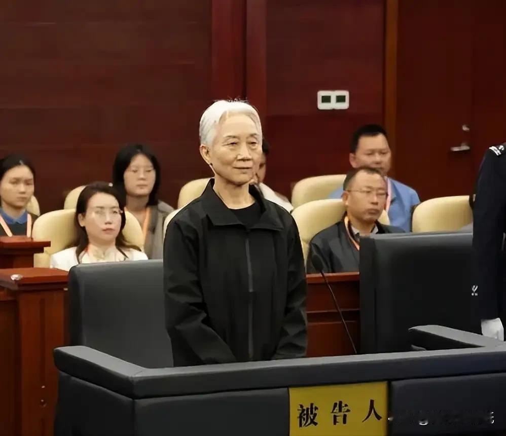 ‌白发如雪，官威尽碎：1.17亿买不回一句“我错了”‌，却换来了无期！

她曾是