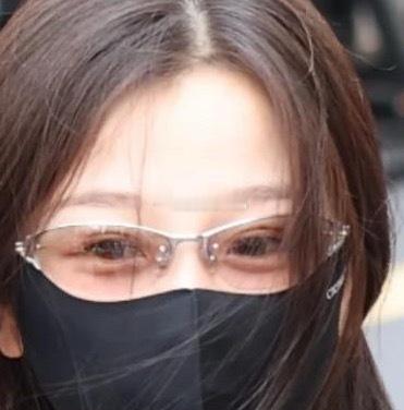 大眼萌妹一枚呀丝巾当上衣穿 手表戴脖子上 审美真是天生的 难怪没有高品质商务找