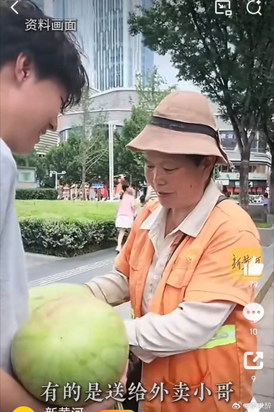 满满一卡车河南西瓜免费送劳动者助农西瓜在聊城成香饽饽一卡车河南滞销西瓜从田间地头