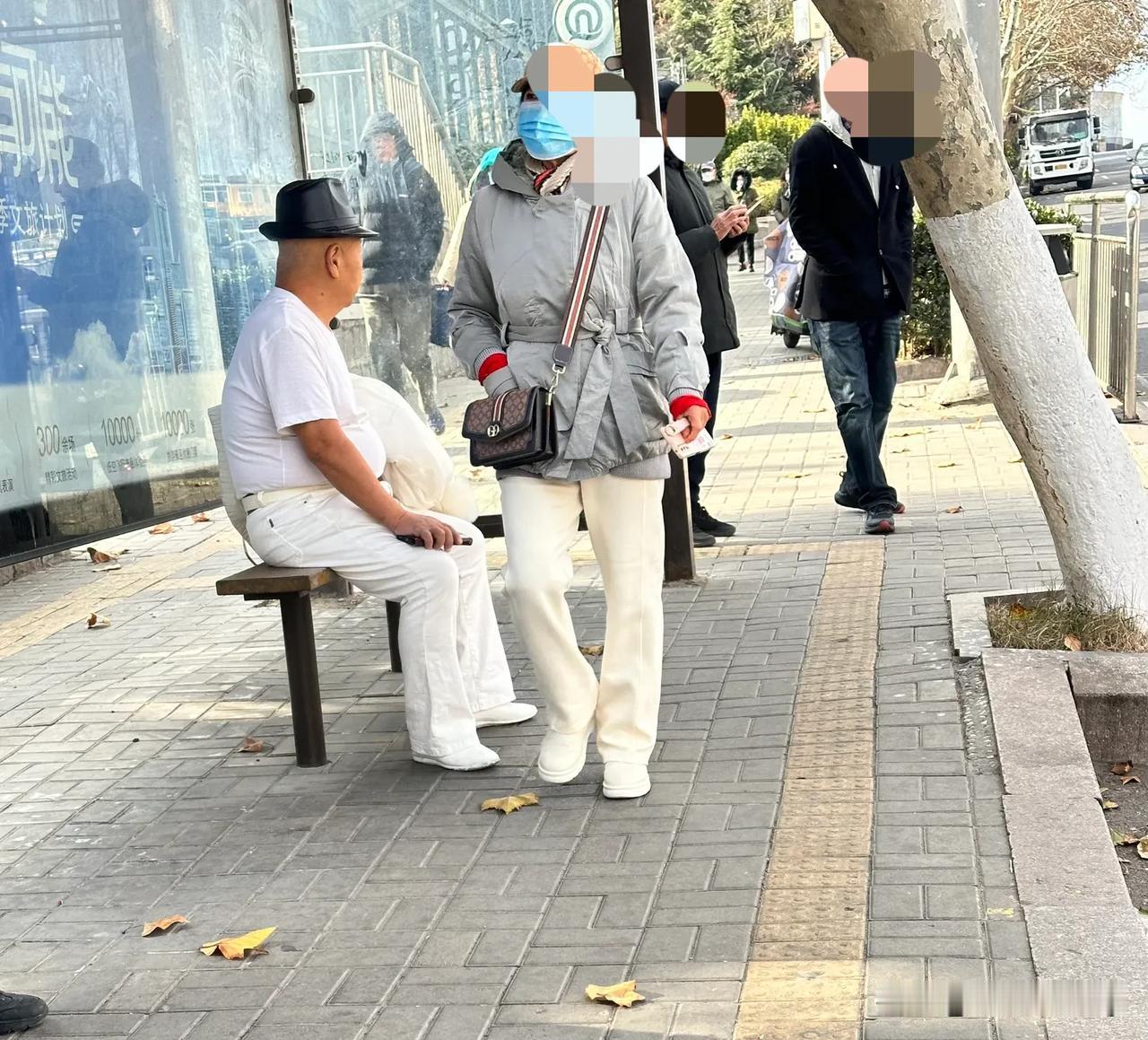 青岛的冬天流行穿短袖？🤔
感觉今天是今年入冬以来青岛最冷的一天，中午头、温度只