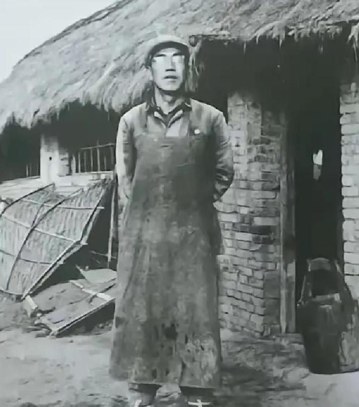 1947年沂蒙山区，大地主郭良知大半夜不睡觉，把几块袁大头，一枚金戒指，还有一把