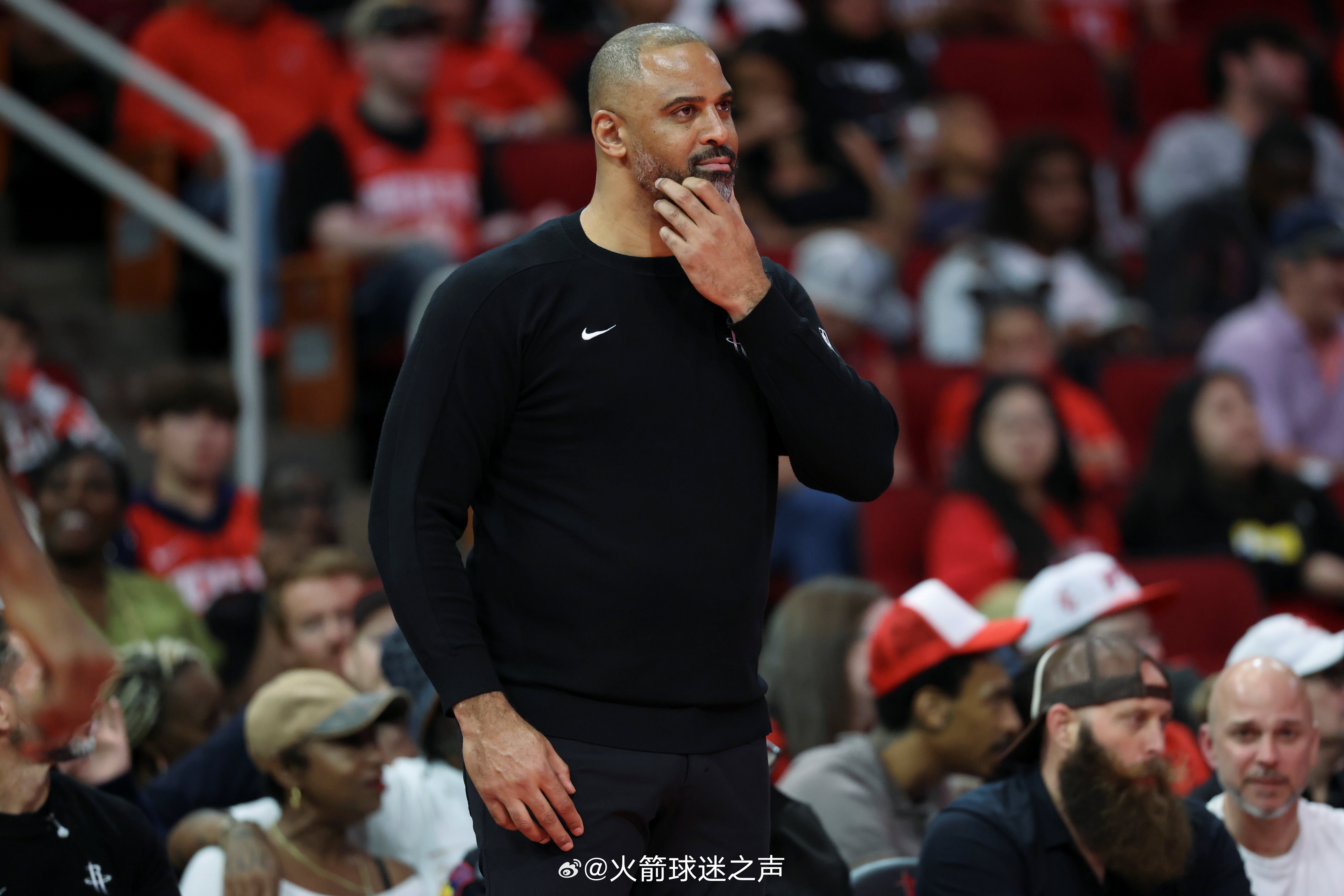 记者：“上赛季以防守立队，本赛季进攻效率第一，如何延续防守表现的同时又能继续提高