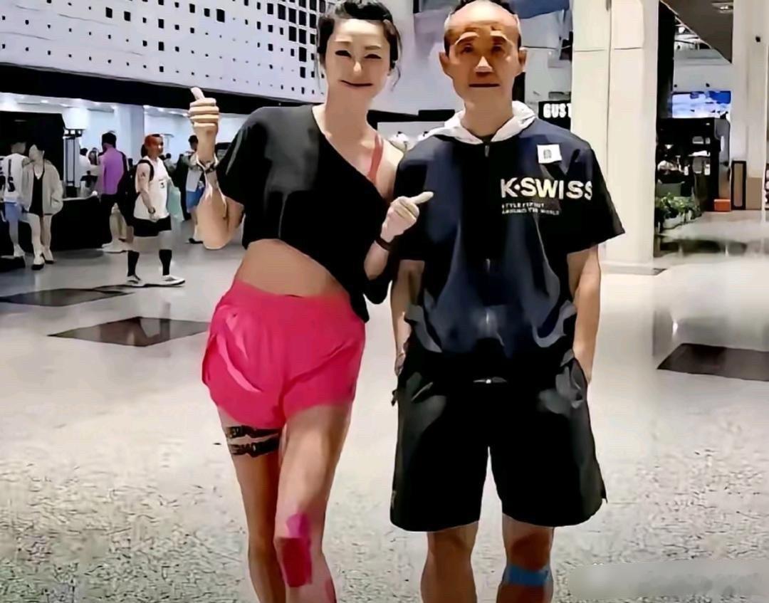 王石的健身教练可真漂亮。 