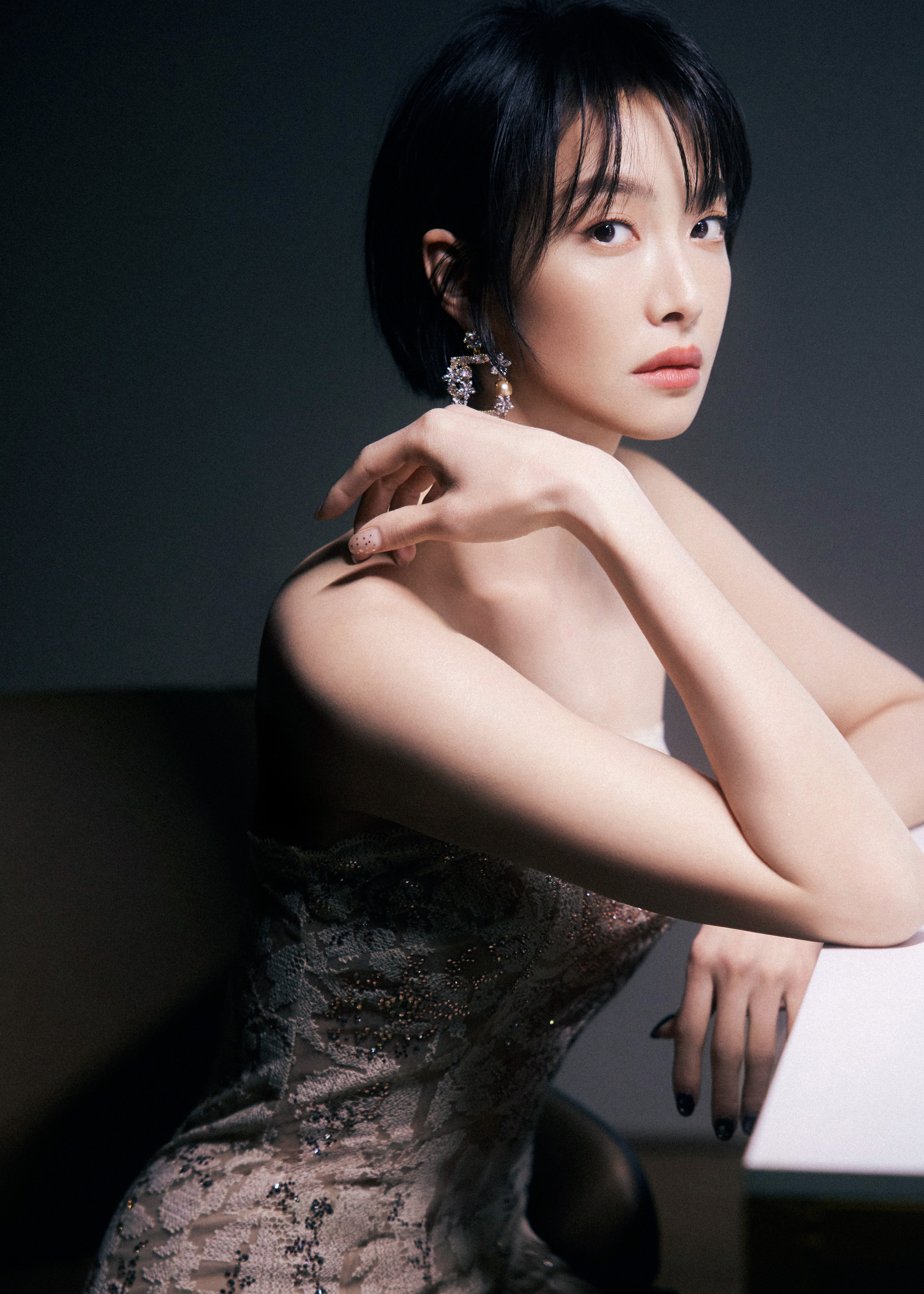 宋茜  星光轻衬身姿，柔光勾勒曲线。 