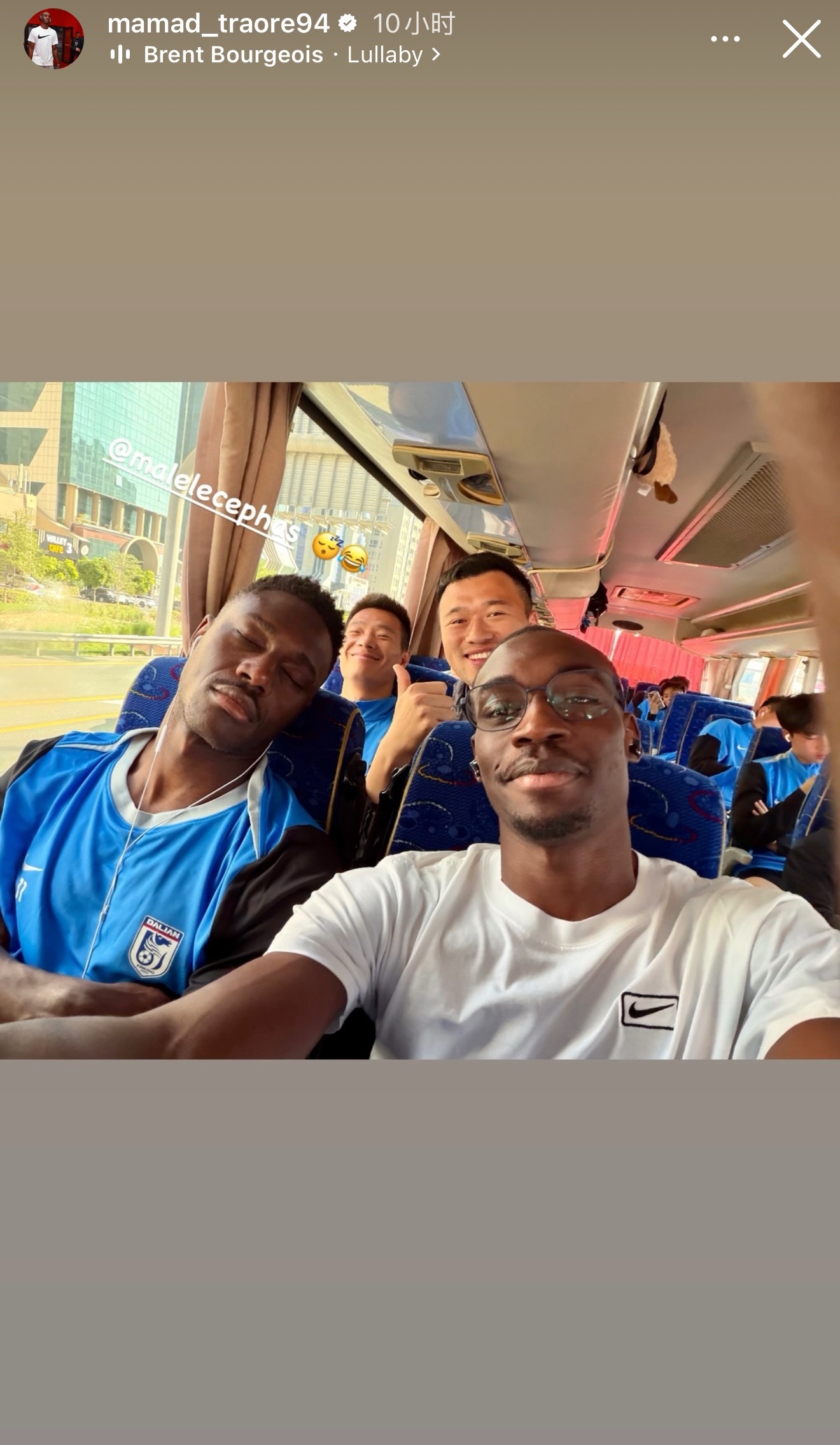 大连英博大连英博中超联赛 马马杜更新社交动态，偷拍身边睡着的马莱莱 大连