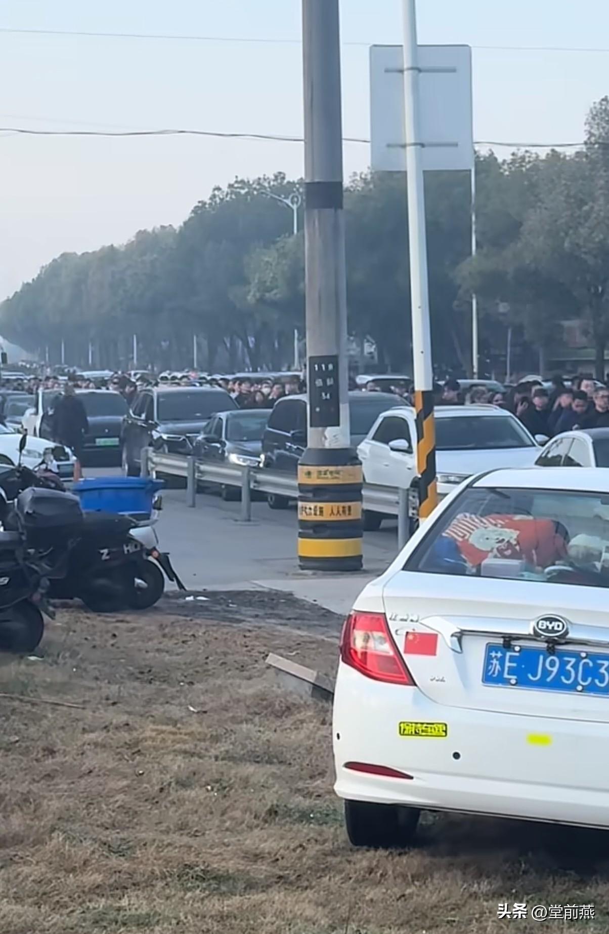 今天苏州来送张雪峰的至少有1万人，而且都是自发的，青年人巨多，非常感动，这是什么