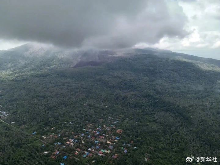 #印尼东部火山多次喷发#【#印尼东部火山喷发灰柱高8000米#】印尼火山和地质减