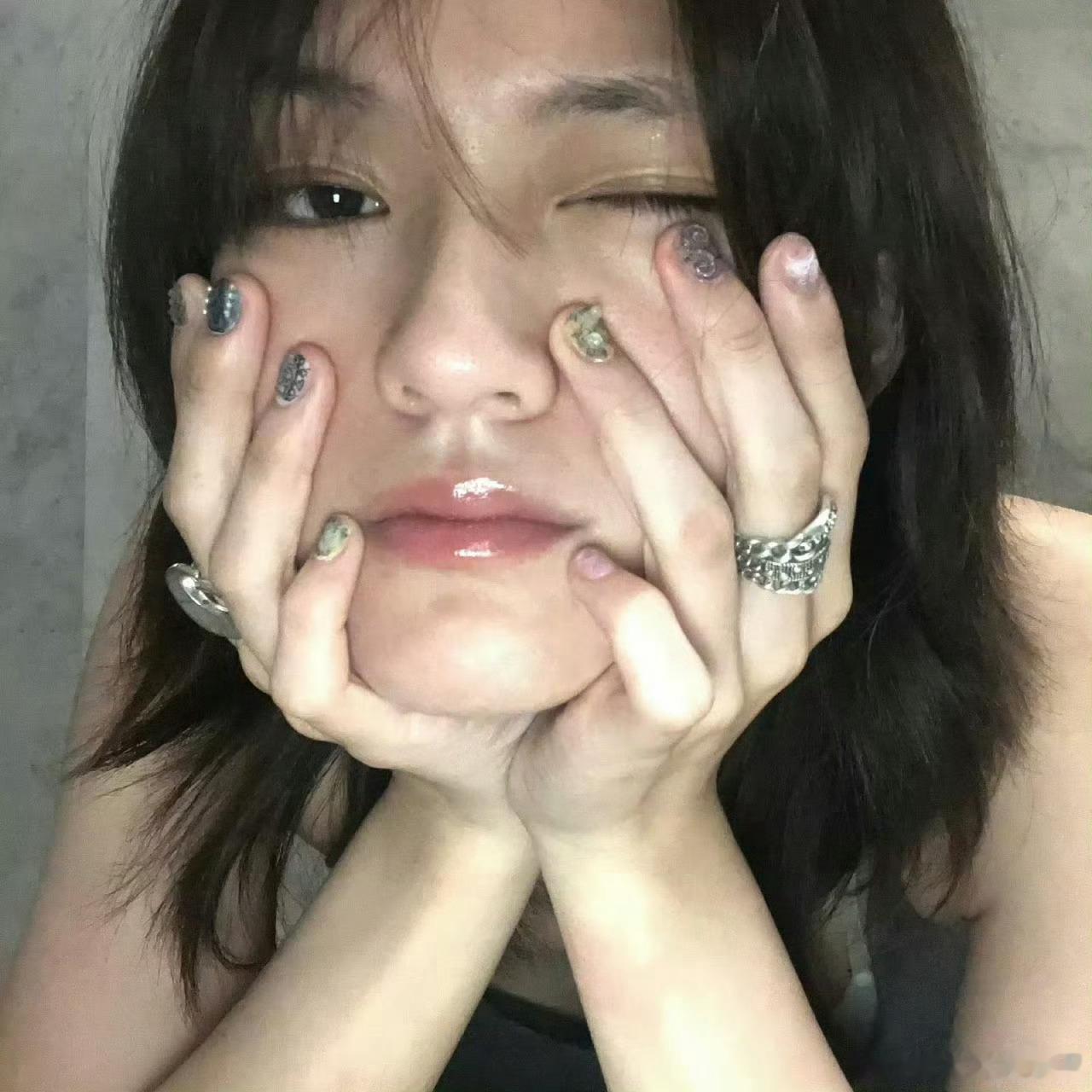 文淇 夹脚人字拖信徒看得出文淇是真的爱人字拖！不管是逛街、机场赶路还是出门闲逛都