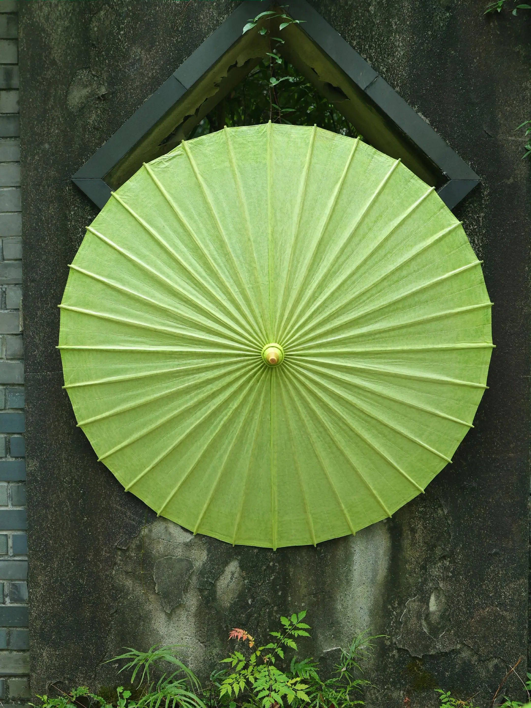 【素色伞】浸染·抹茶绿。雨落时，撑开这把抹茶绿油纸伞，像捧着半盏春茶的...