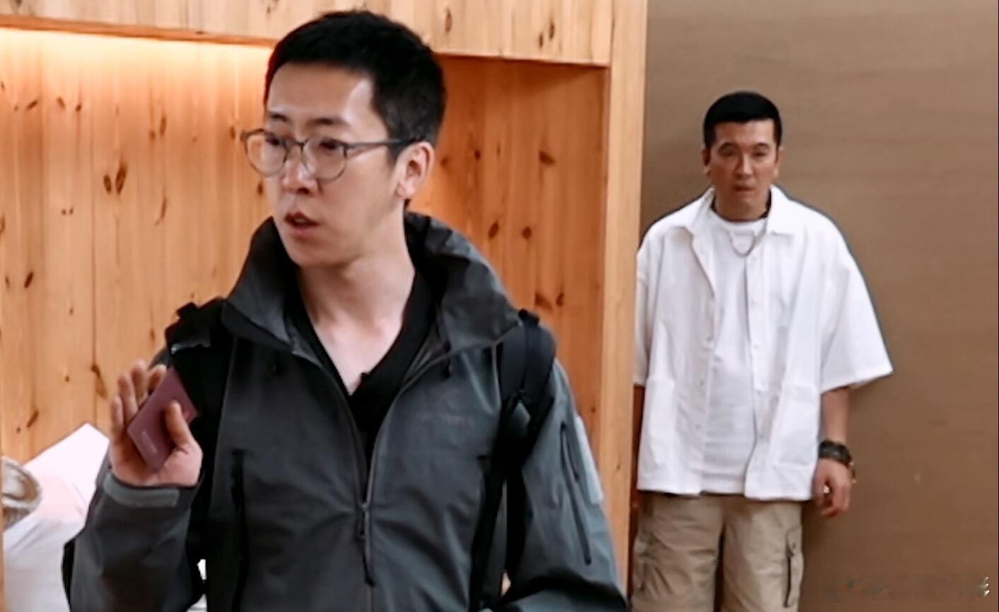 杨子 你睫毛掉了 再见爱人最新一期杨子笑死我了[允悲]，我看到有人说他每天辛苦背