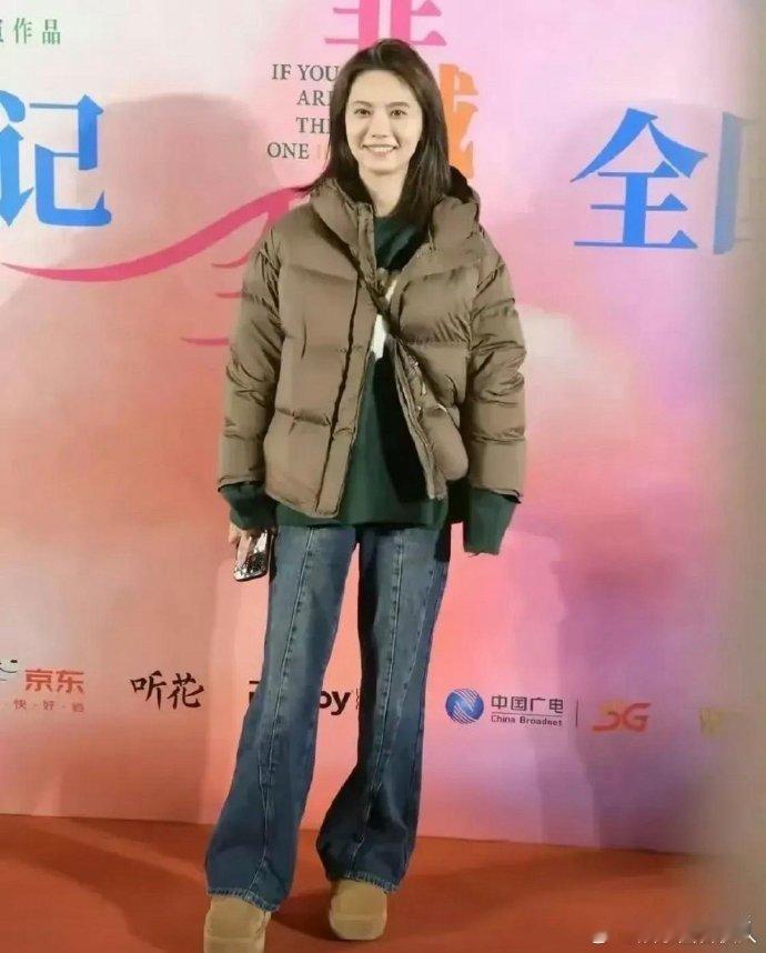 女明星穿羽绒服走红毯，参加首映礼，实属罕见。 