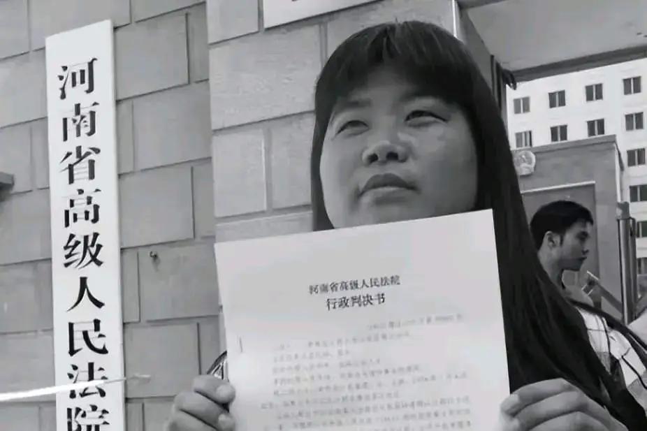 “我没有病，放我出去！”2008年，河南一农妇被强制送进精神病院，一根电针扎进头