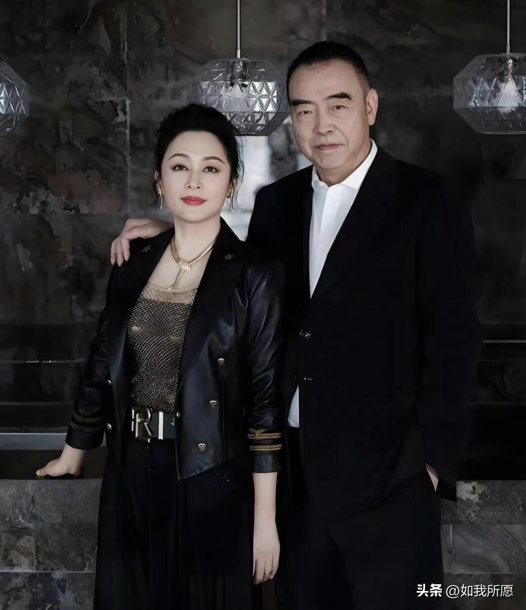 有人说陈凯歌这辈子值了，
74岁住三亚海景房，
大儿子经商小儿子演戏，陈红还跟当