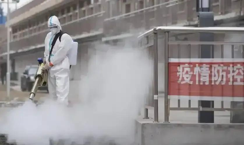 现在南方天气温暖蚊虫蔓延，疫情病例增加，而北方受气候影响蚊虫消亡疫情减弱。凸显了
