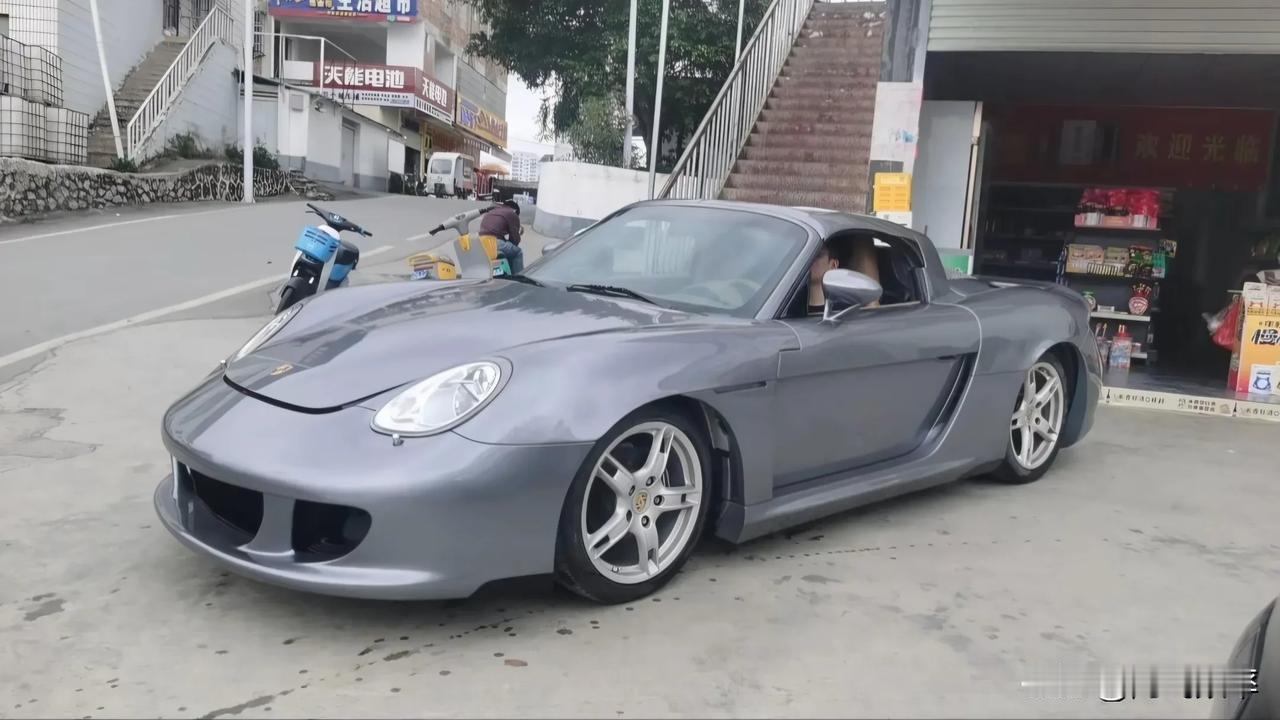 保时捷 Carrera GT 可以说是一款能合法上路的纯粹“赛车”，也是保时捷历