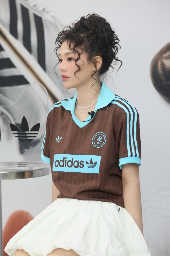 马思纯把球衣穿成了夏日高定 马思纯一身球衣造型，皇马复古球衣搭配拼接长裙，从综艺