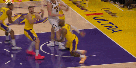 真拼了！41岁老詹鱼跃扑球获得争球机会！
在今天NBA常规赛湖人对阵掘金的第四节