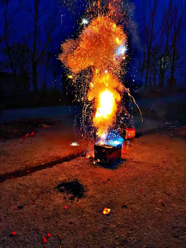 沁园春·新岁燃炮
 
岁启新元，腊尽春回，巷陌声喧。
忆昔时禁炮，街衢寂寂；今朝