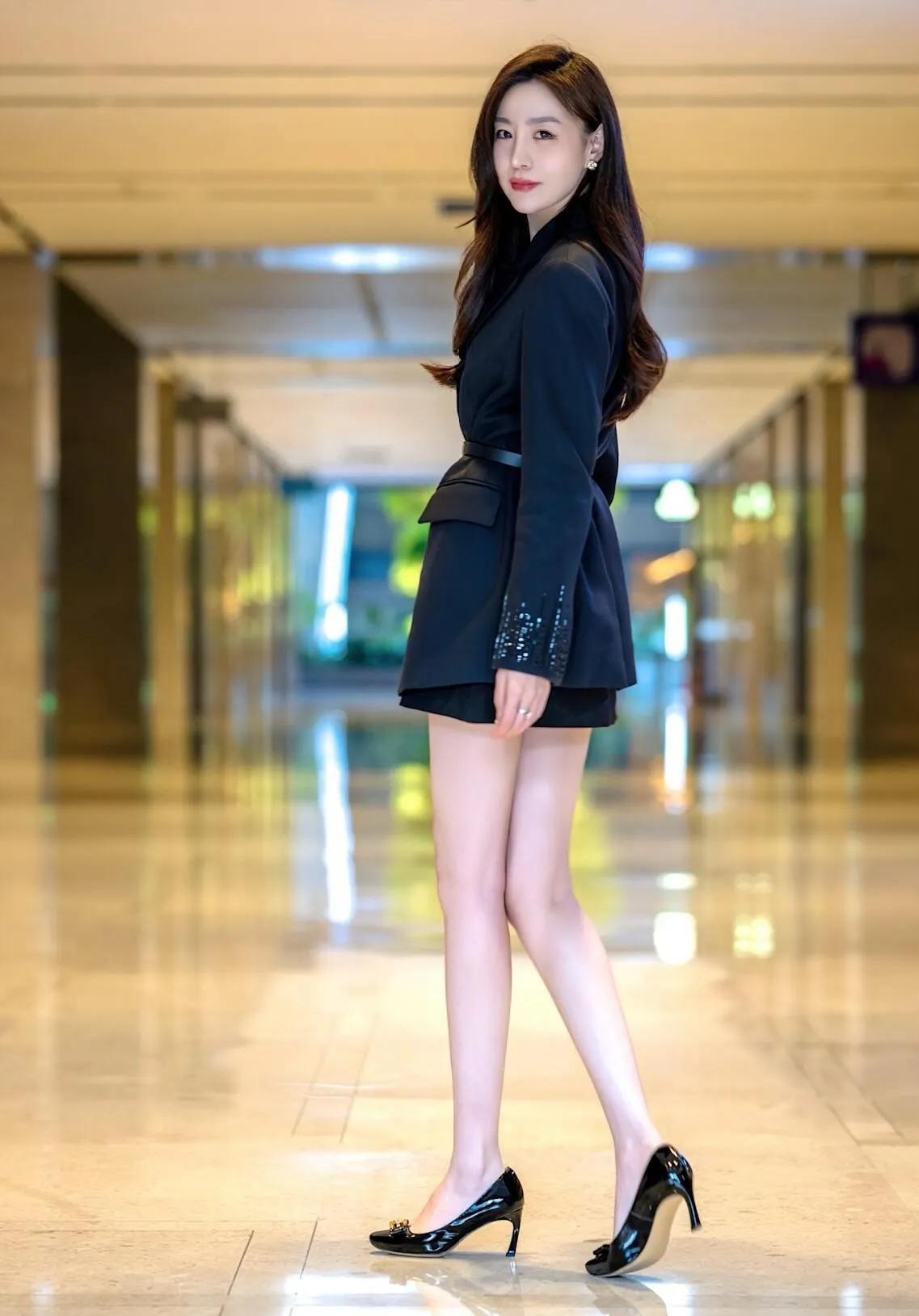 “行步生风的佳人”总能令人眼前为之一亮。有的佳人长发飘逸，走路自带气场，仿若仙女