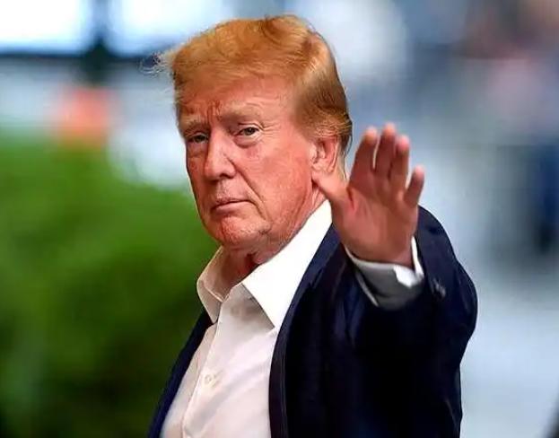 美国这出“窃钩者诛，窃国者侯”的荒诞剧，不过是权力与底层的双重沦陷。
顶层，前总
