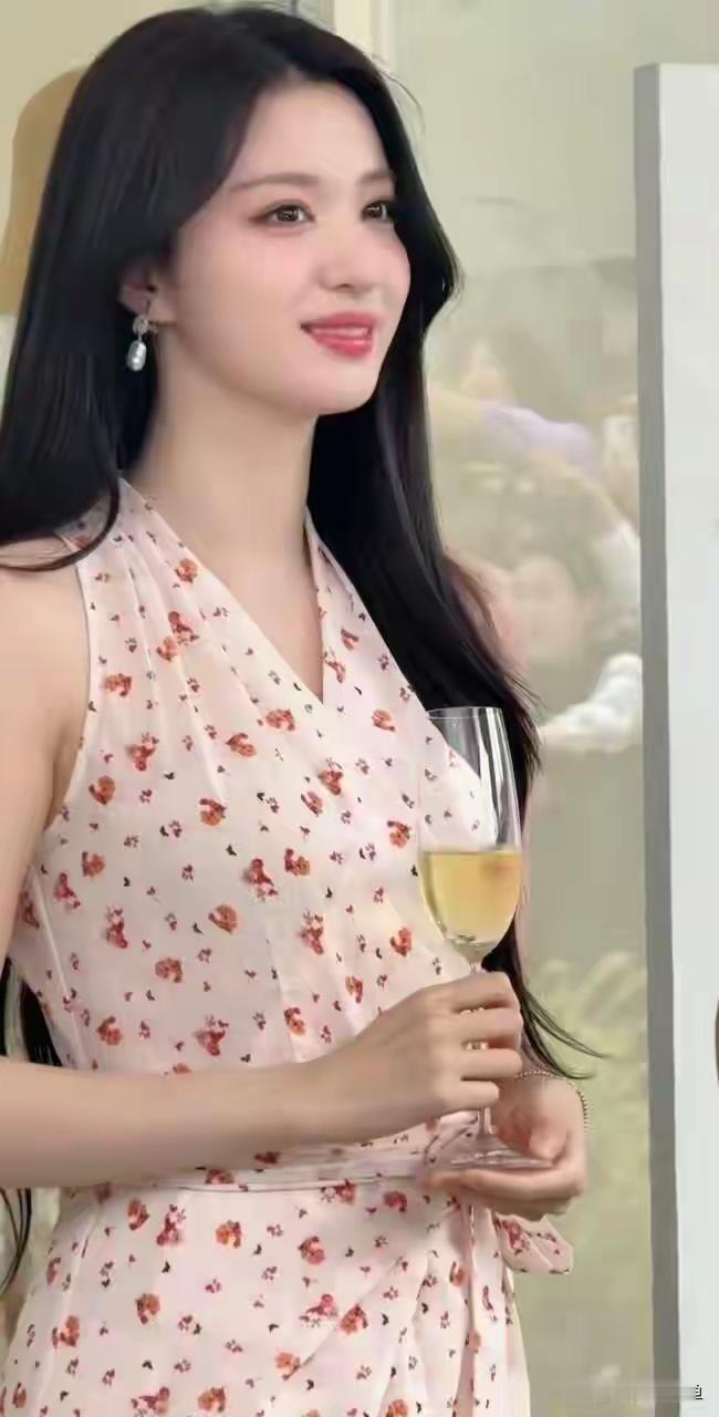 王楚然北京三里屯出席活动，今天完全是人间水蜜桃，美得很稳定 