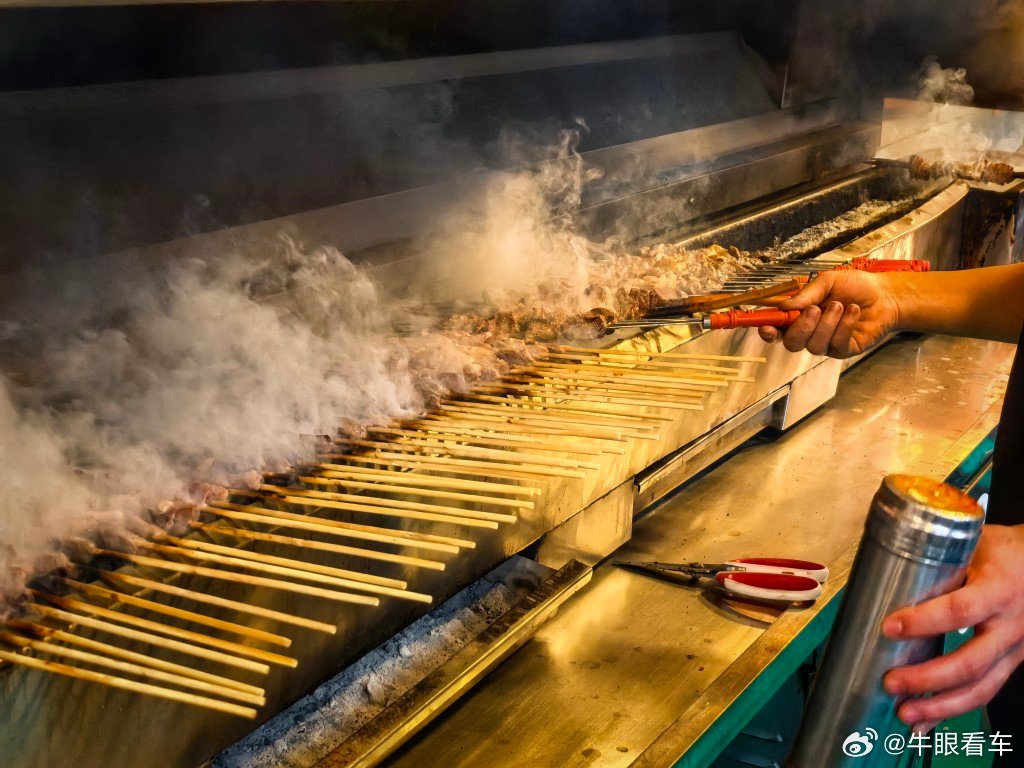走到广东路，想起这边牛羊肉好，正好刚出摊 