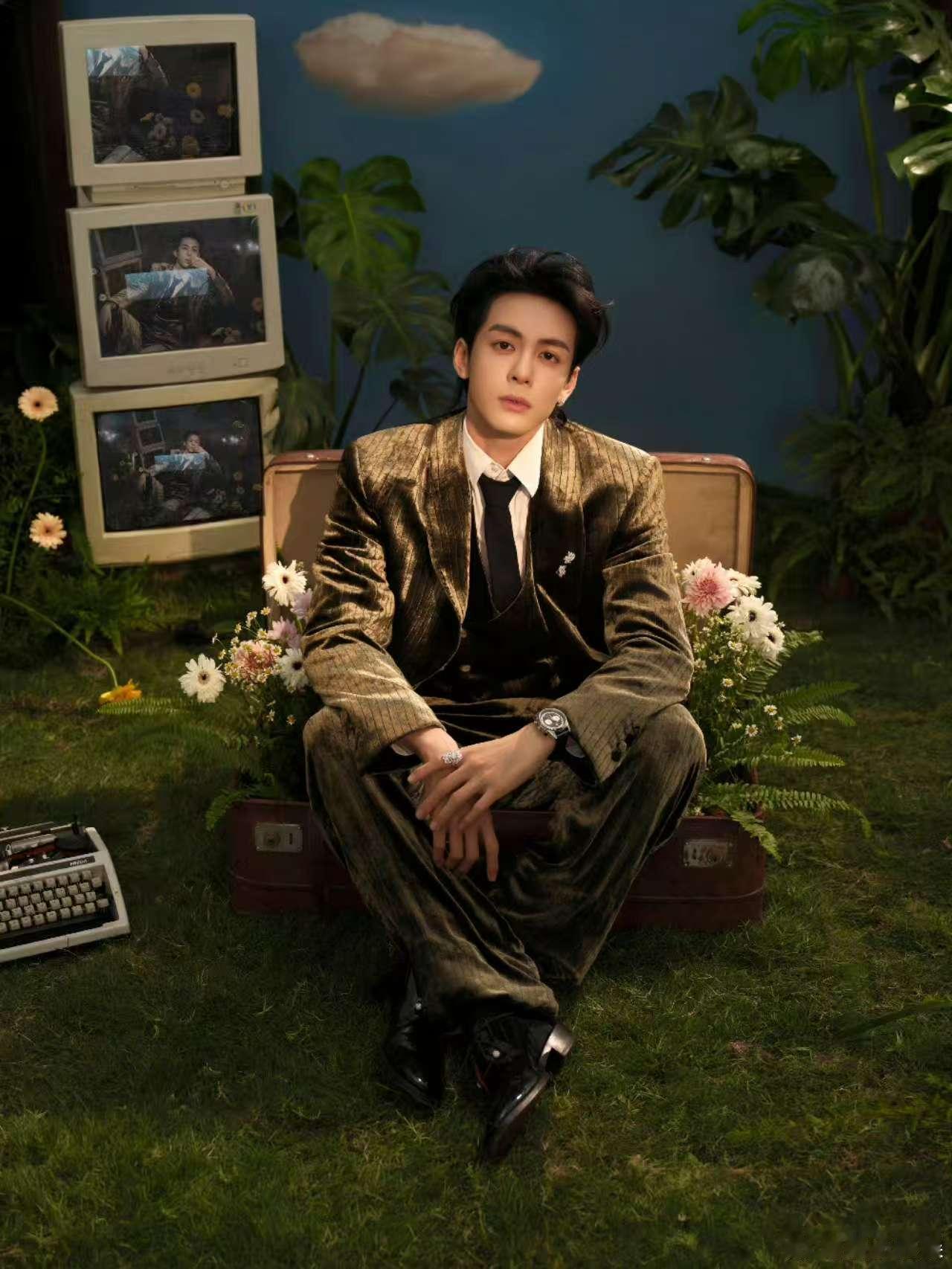 曾舜晞高珠耳环胸针曾舜晞丝绒礼服西装曾舜晞丝绒礼服西装，高珠耳环胸针，[哇][哇