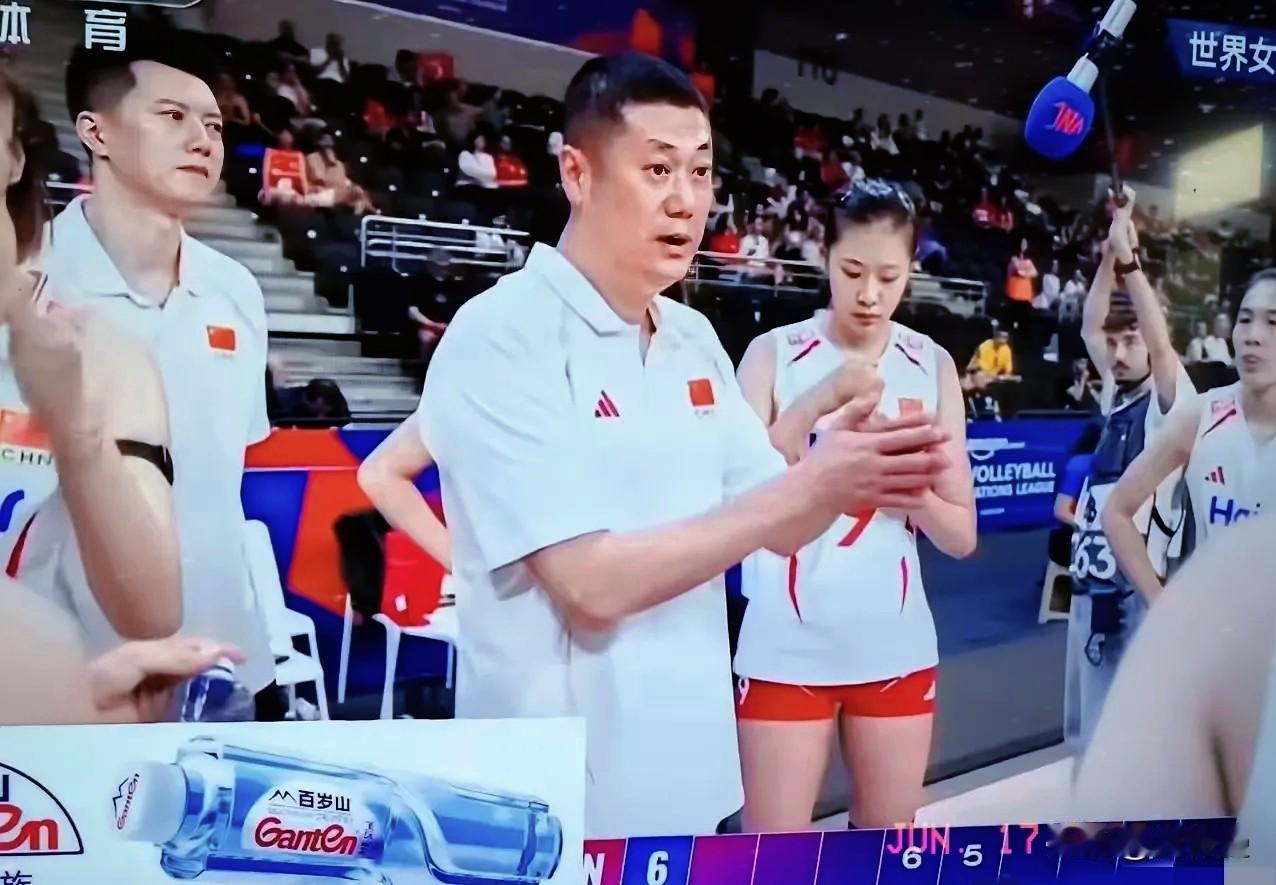 看得心惊肉跳。6月17日女排世联赛土耳其站，中国女排迎战德国女排，首局25:27