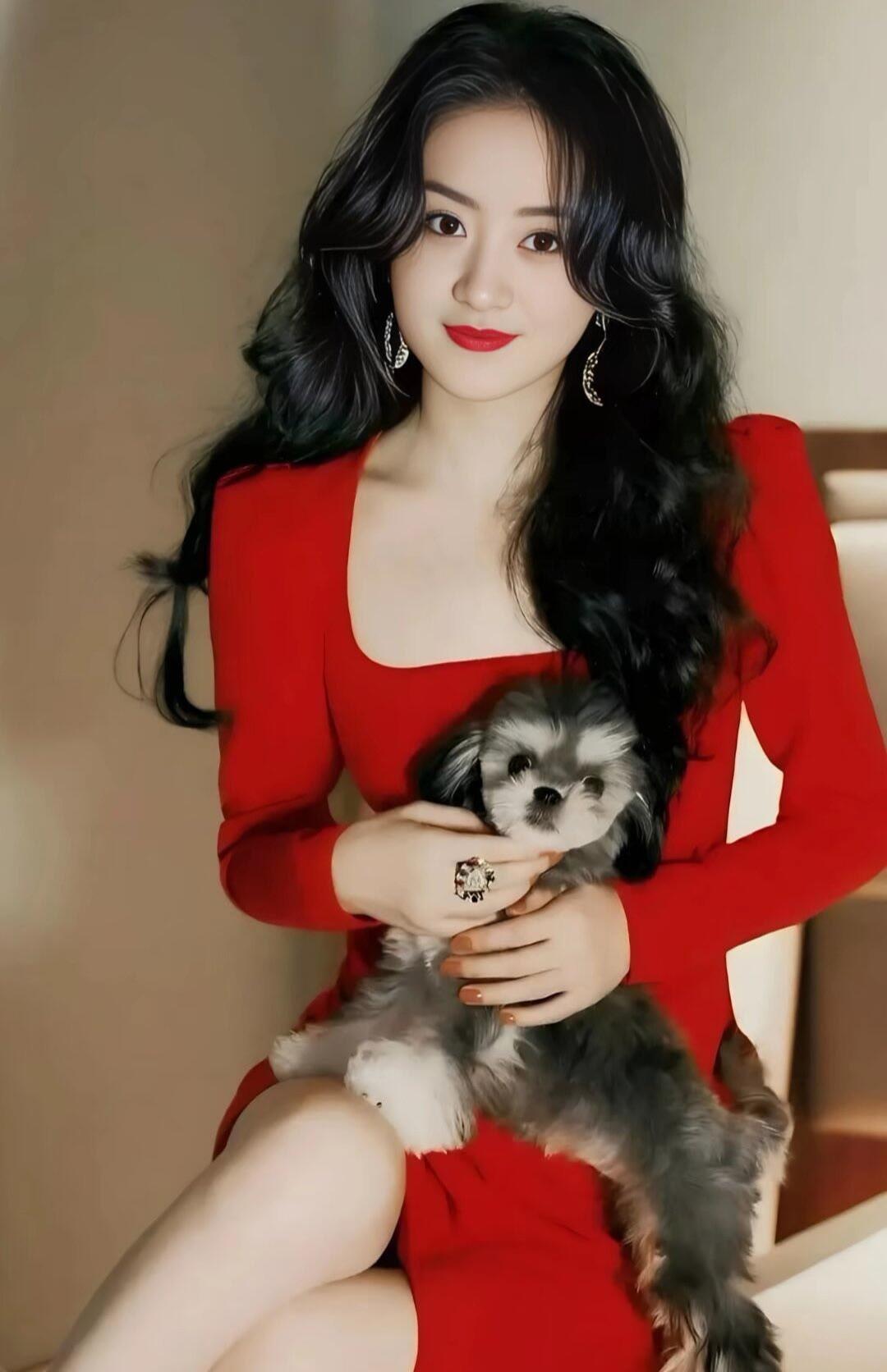 红衣美女与萌宠的甜蜜时刻💕