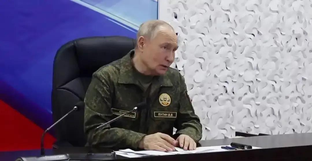 果不其然。
普京再次把冬季军需摆上议程，本质上是承认前线靠冲锋已经拿不到想要的东