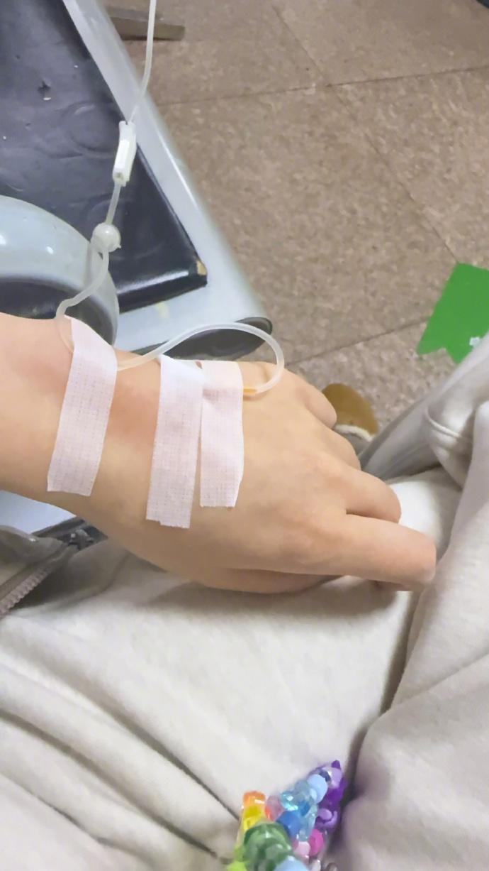 王晓晨 日子怎么会和谁过都一样 王晓晨发文：“吃了不合适的药，引发了心悸，针头穿