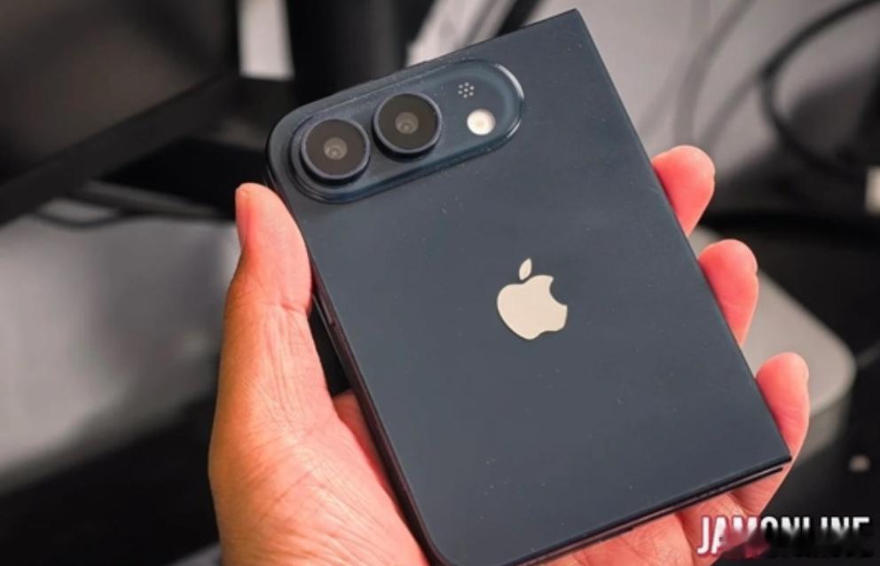 iPhoneUltra黑色机模 iPhone的首款折叠屏越来越近了，今年肯定不会