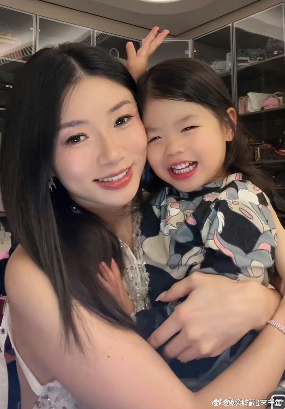 程晓玥挺孕肚为3岁女儿庆生还记得之前她和郑恺也是轰轰烈烈没想到两个人都已经各自组