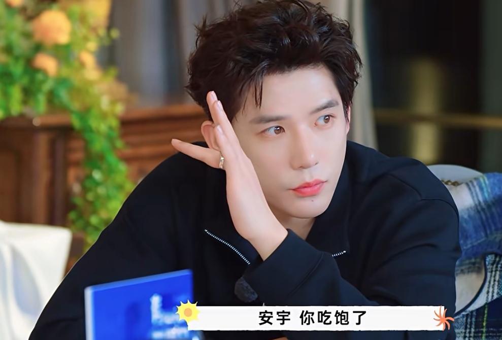 范丞丞去拿菜正好王安宇被刀了，范丞丞生怕被误会赶紧解释，自己只是想尝菜！
导演: