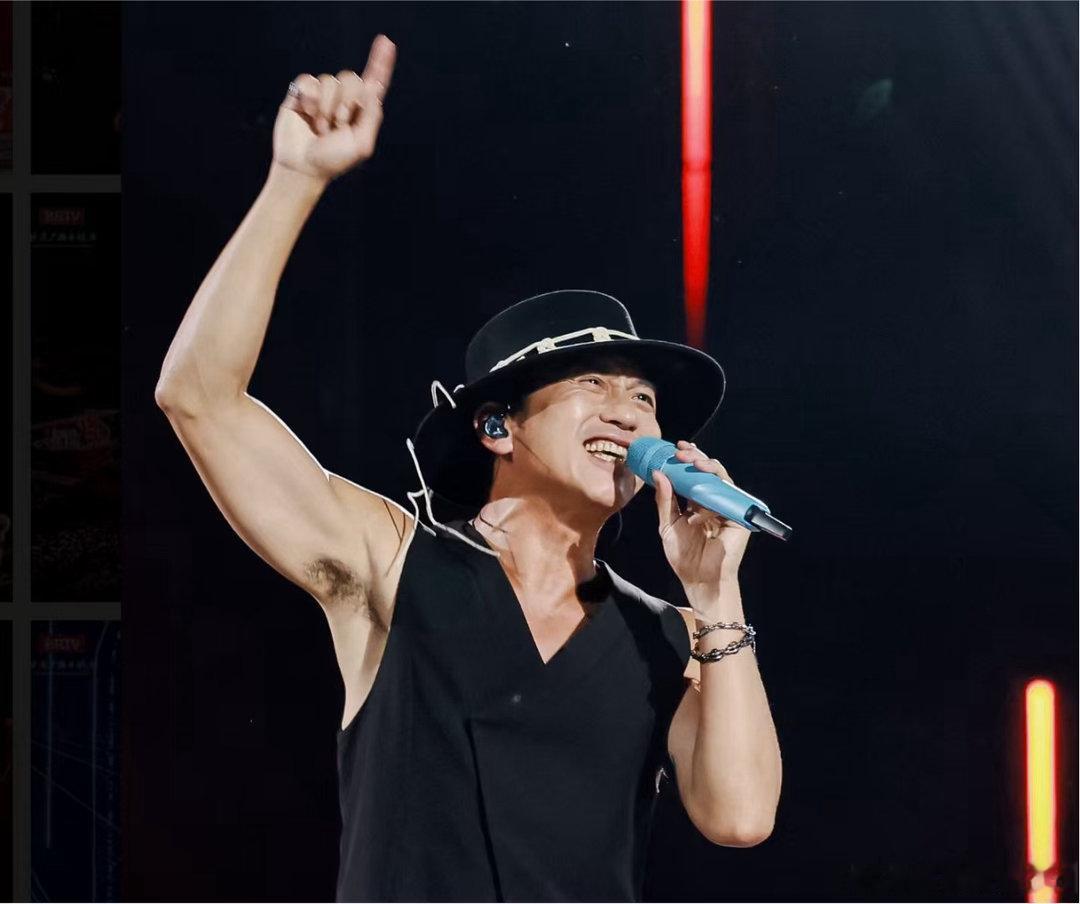 邓超没做腋下管理 沉浸式投入表演，曲风热烈感染力超强，整段舞台精彩又亮眼。618
