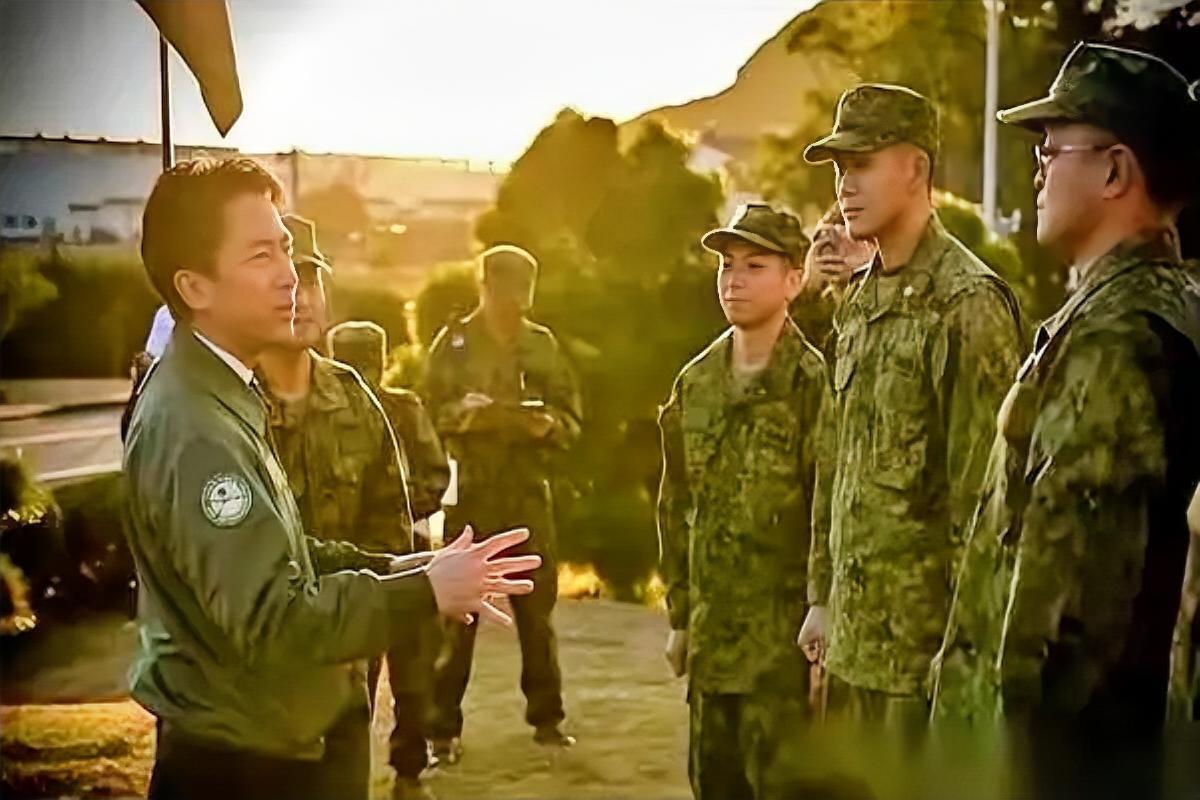 日本防卫大臣小泉进次郎，站在刚部署好的远程导弹前面说，任何攻击，不管你是用军舰还