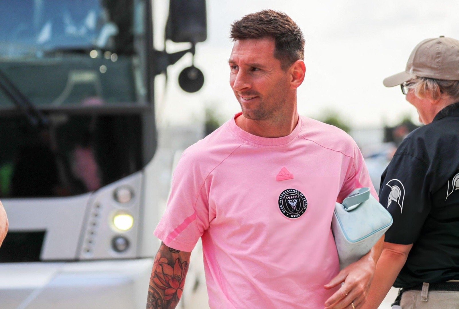 随队抵达球场的梅西！今天是刮胡子小梅[可怜][可怜][可怜]#梅西[超话]##迈