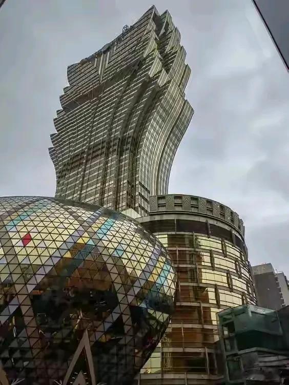 澳门面积是只有30多平方公里，但是人均GDP最高排到了世界第二，教育12年一贯制