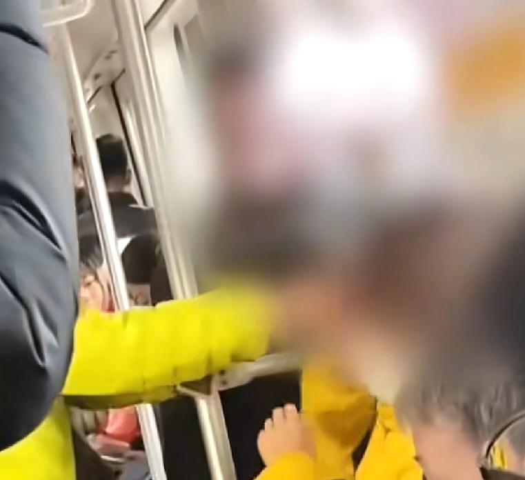 上海地铁一位老人家看到一位年轻人坐在爱心座椅上，于是就上前与年轻女子沟通
可是女