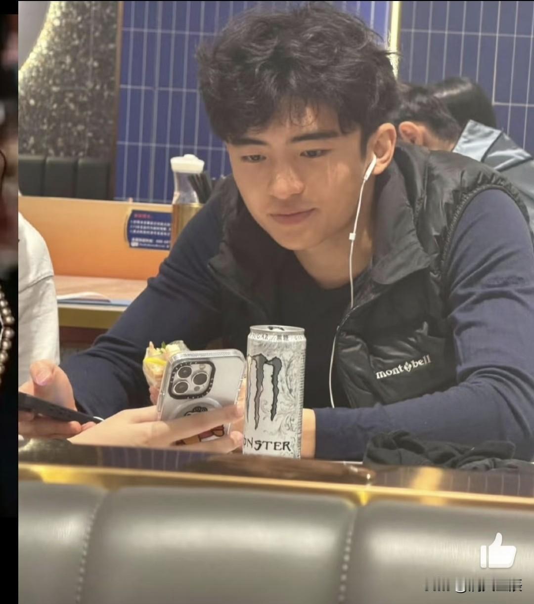 当叛逆期
撞上家庭危机，
谢振轩给出了意想不到的答案：把“青春反骨”换成“担当锁