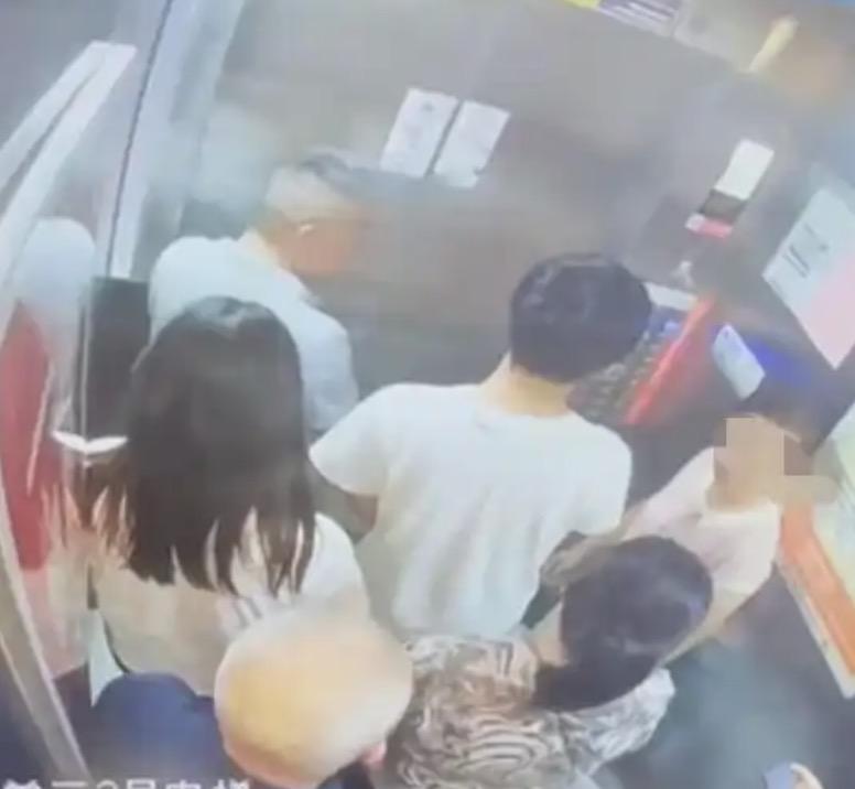 49岁女子被困电梯脱困时坠亡后续，家属总共获赔了100万！
到了这，这起事件似乎
