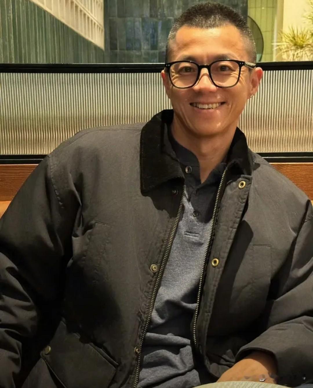 他心态真好，被罚247万，跟没事人一样，微博一条接一条发，不过目前是被禁言状态[