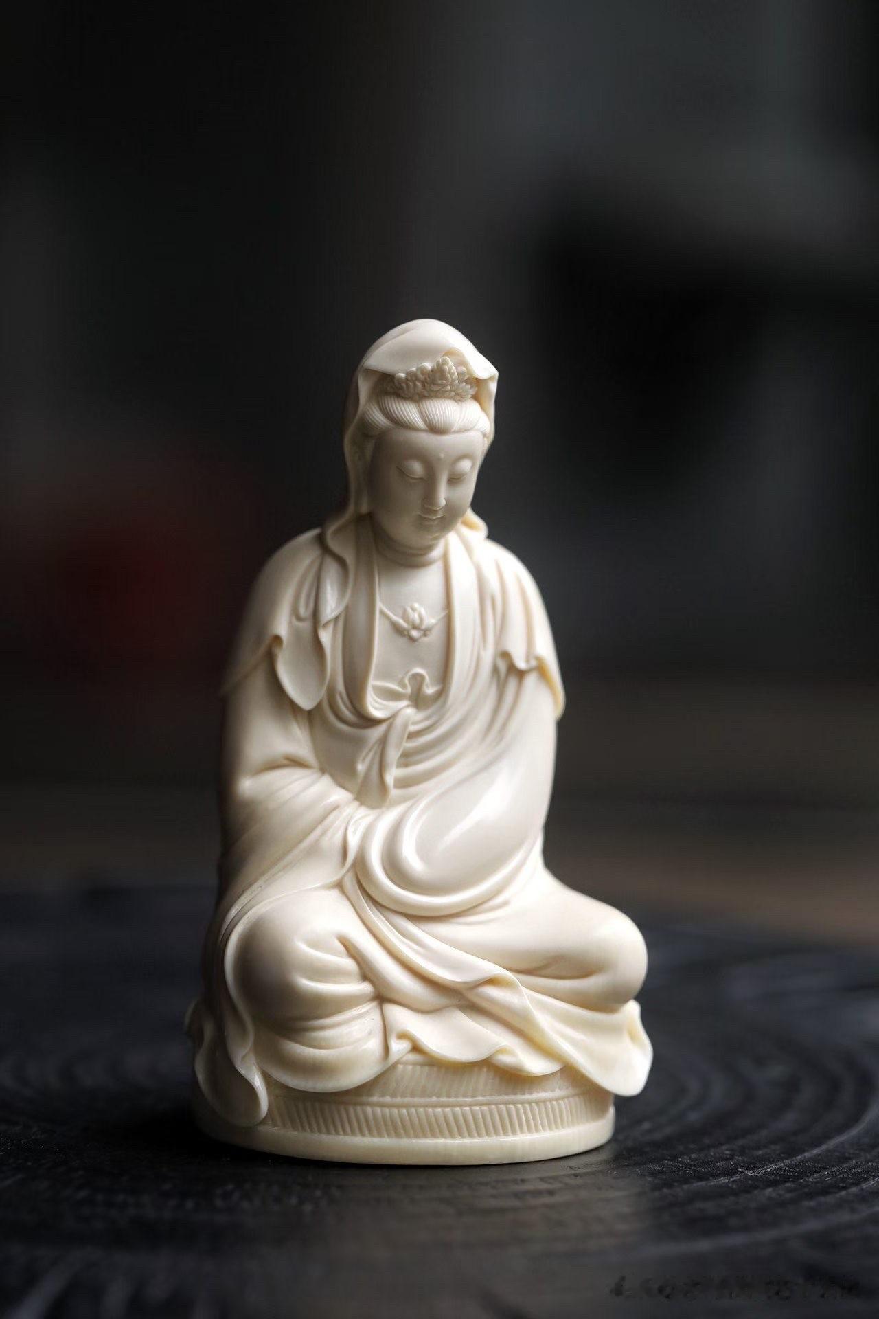 静坐无言，自有清韵。

整料精雕，衣褶层层舒展，线条流转自然，人物神情宁静柔和，
