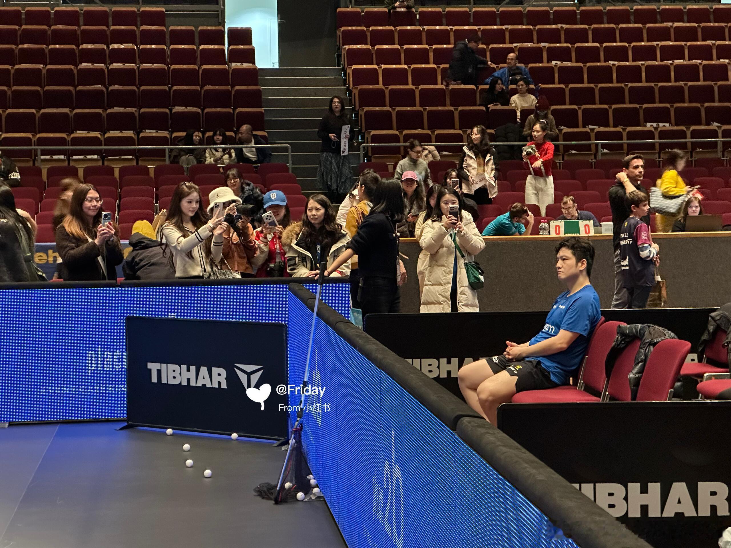 球迷围拍樊振东，跟我看大熊猫一样来源见水印 