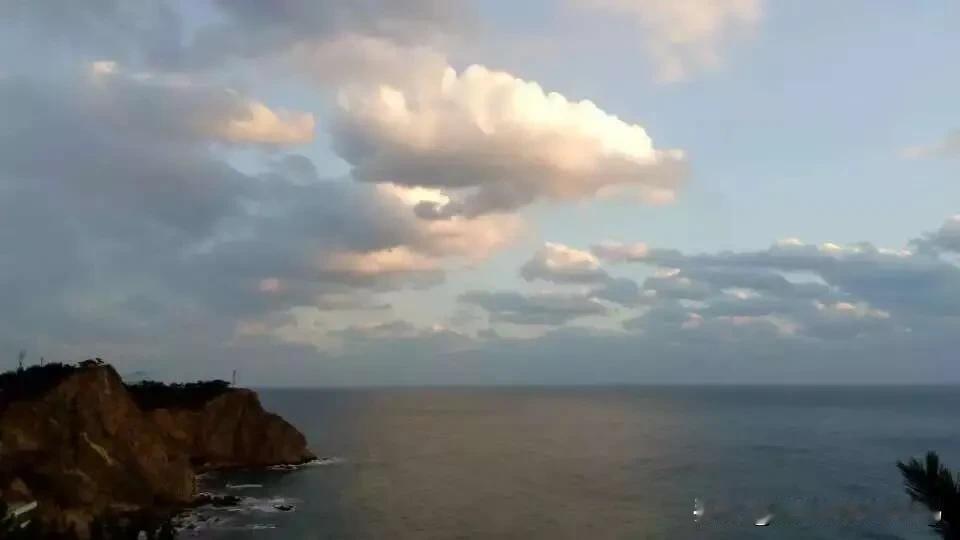 大风过后，燕岭夕阳

下午4点。向窗外看。天空中有大块大块的积云迅跑。铅锭一般的