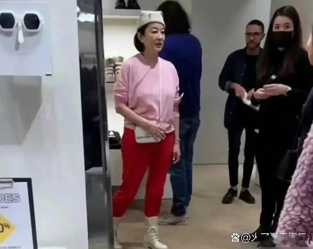 71岁林青霞国外度假状态绝了！粉卫衣配红裤元气满满，减龄效果堪比滤镜，说40岁都