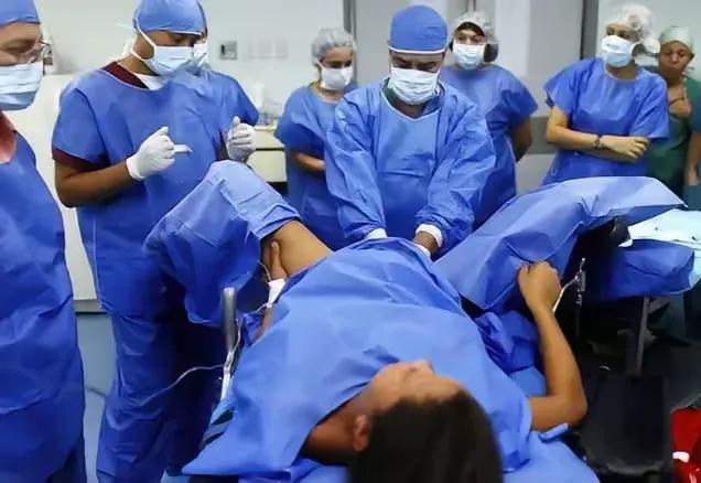 上海，一19岁年轻妈妈顺产生下男宝，以为可以顺利出产房了，不料一位男医生突然把手