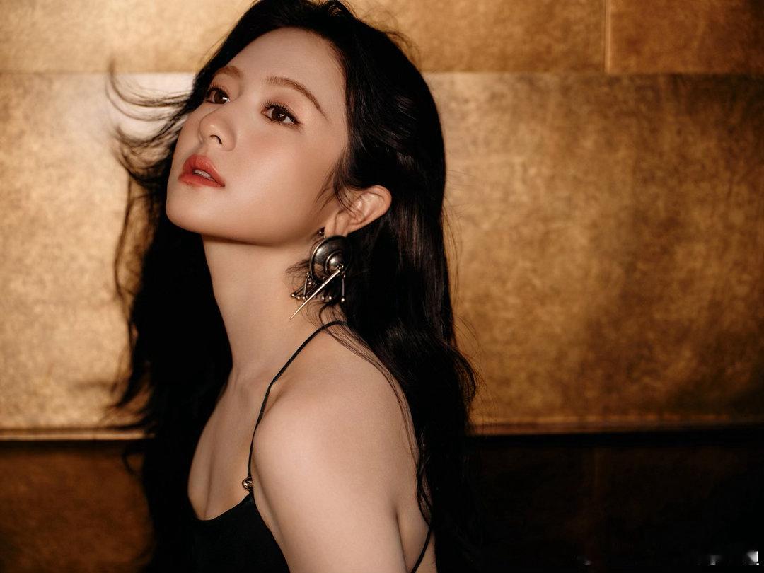 我承认对李兰迪太大声了谁说李兰迪胖啊 刷到李兰迪这组黑色连衣裙的照片，我默默删掉